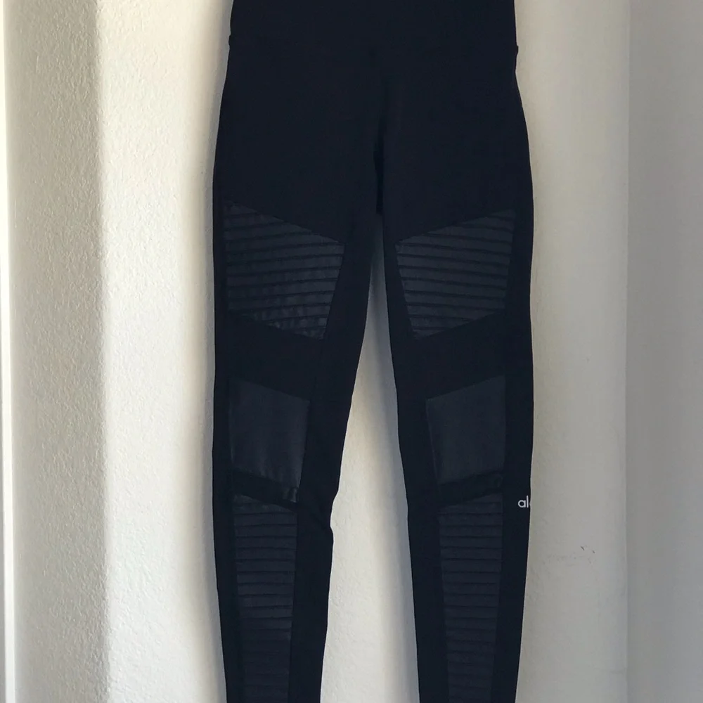 Alo Black Moto Sexy Legging Matte Shine Fabric & Mesh Detail size Large Stretch